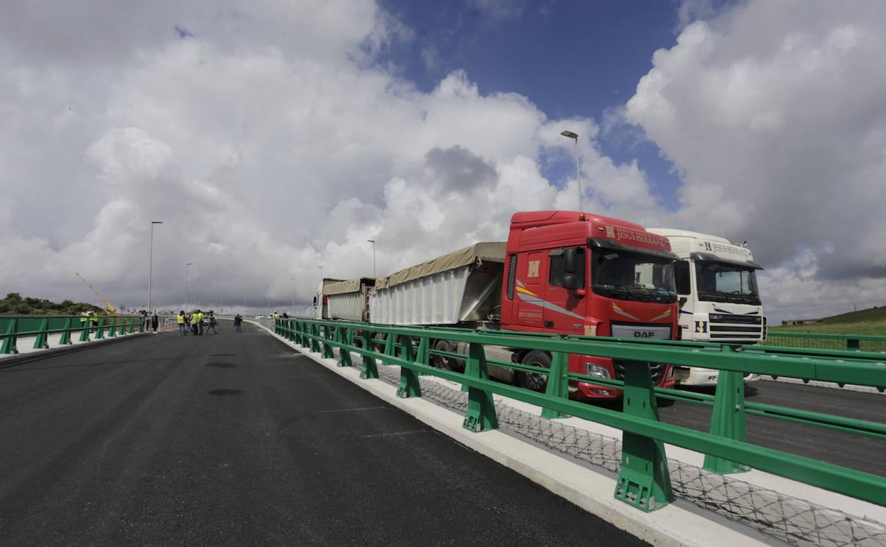 Imagen de la Ronda Sureste de Cáceres con los cuatro camiones en la prueba de carga estática, este lunes. 
