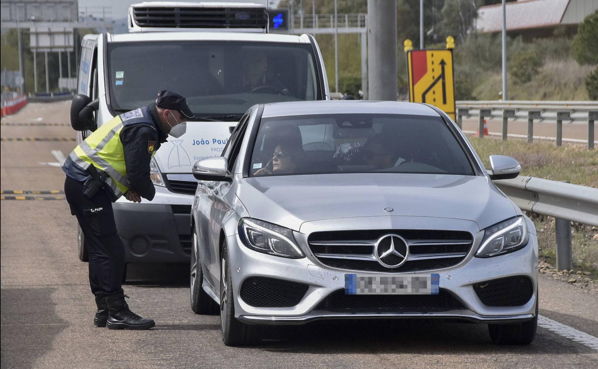 Los controles de la Policía Nacional en la frontera son continuos por el cierre perimetral. 