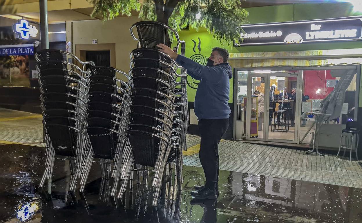 Recogida de una terraza en la avenida Vía de la Plata de Mérida el pasado mes de enero. 