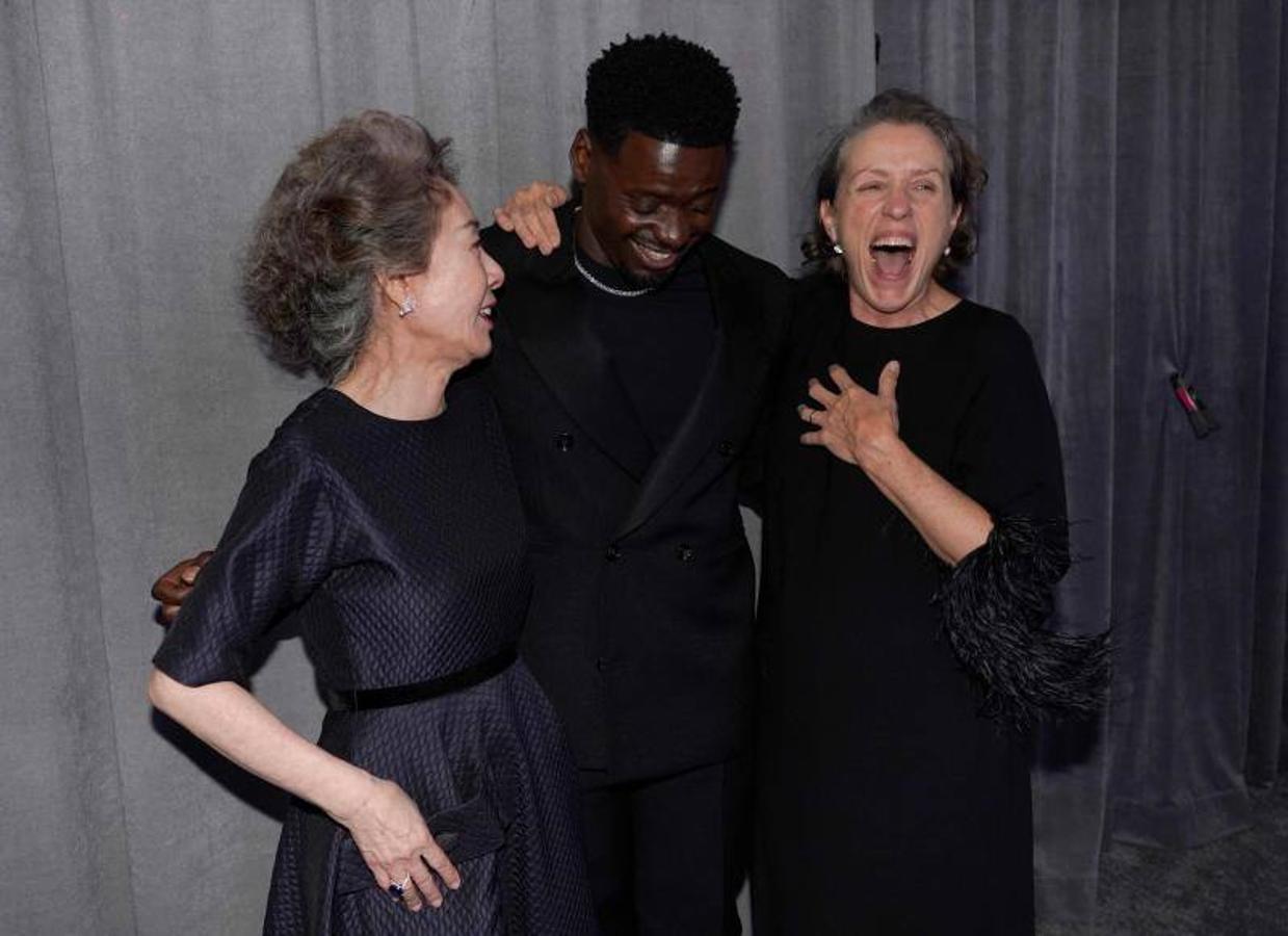 Los oscarizados actores Yuh-Jung Youn (Mejor Actriz de Reparto), Daniel Kaluuya (Mejor Actor de Reparto) y Frances McDormand, ganadora del premio a la Mejor Actriz.