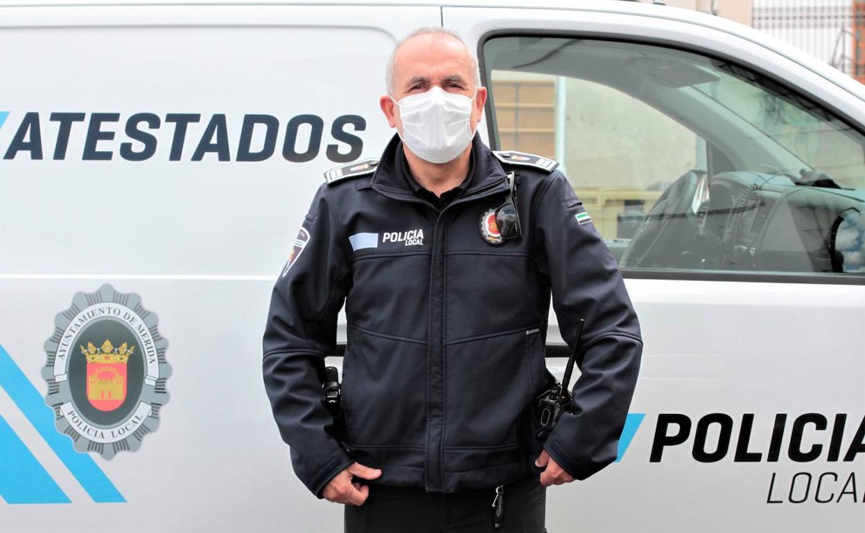 El subinspector de la Policía Local de Mérida recibe la medalla al mérito por su labor en la pandemia