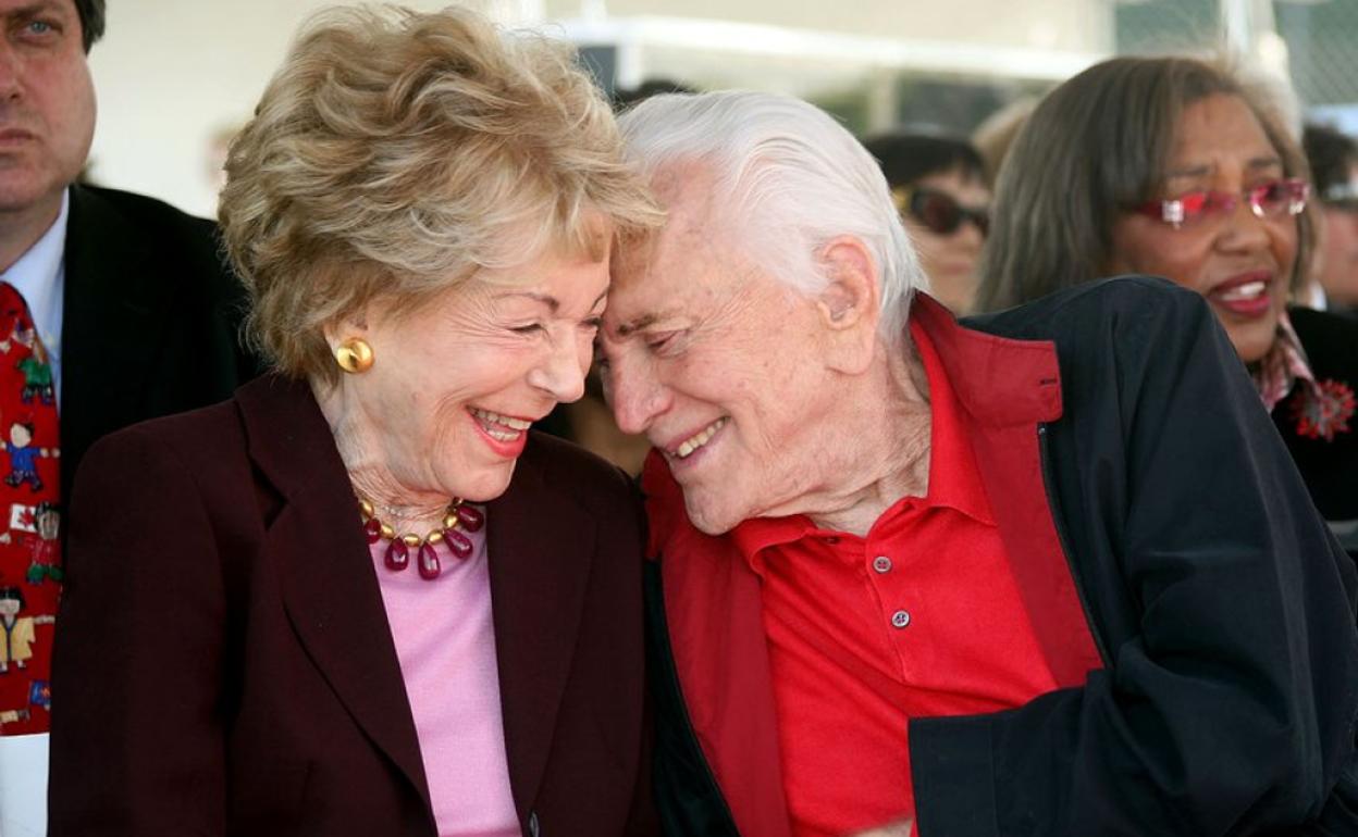 Anne Douglas junto a su marido Kirk, en una imagen de archivo.