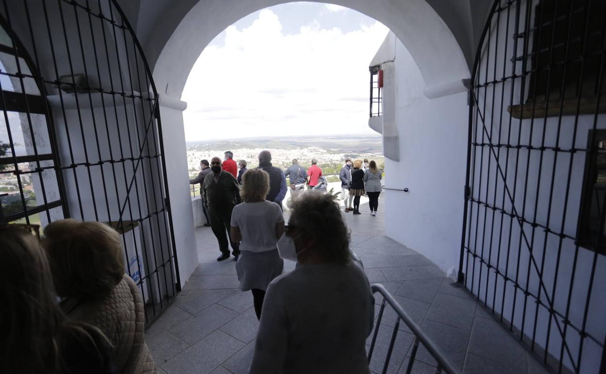 Devotos de la Virgen de la Montaña saliendo del santuario tras pasar ante la imagen de la patrona, ayer. 