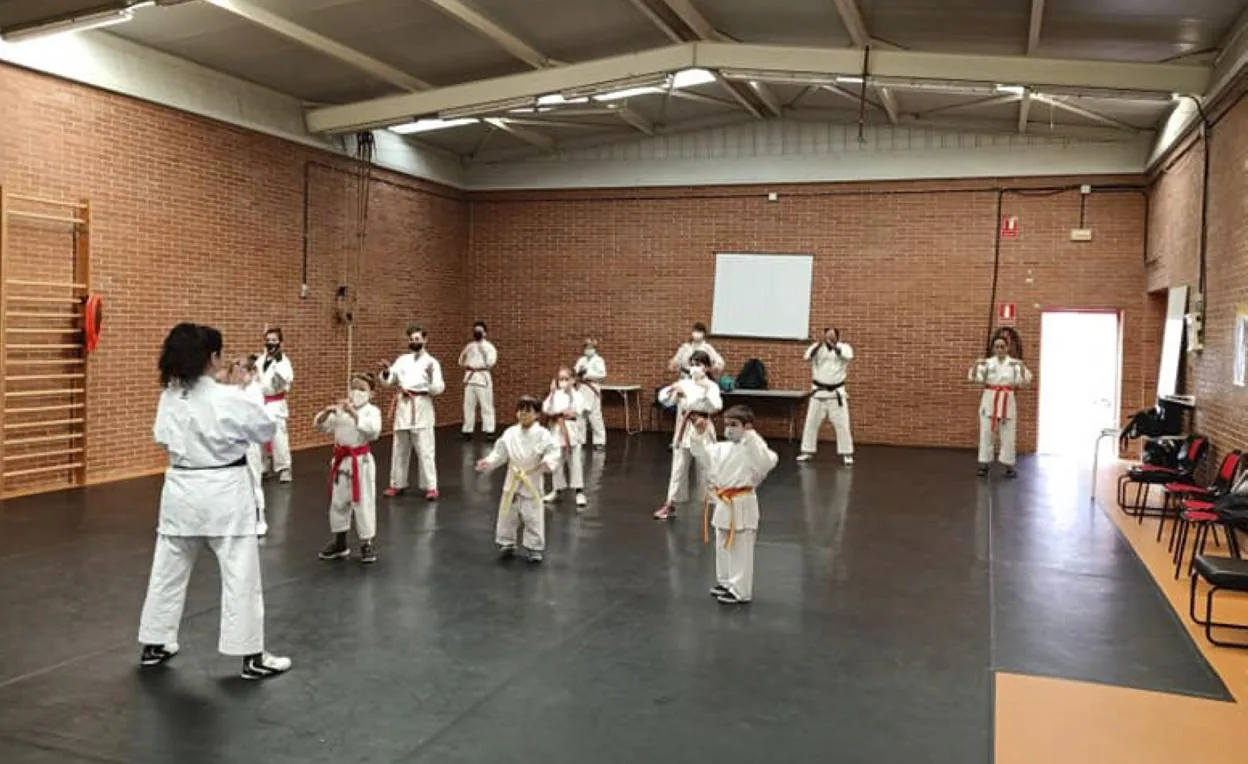 Karatecas entrenando en las instalaciones municipales. 