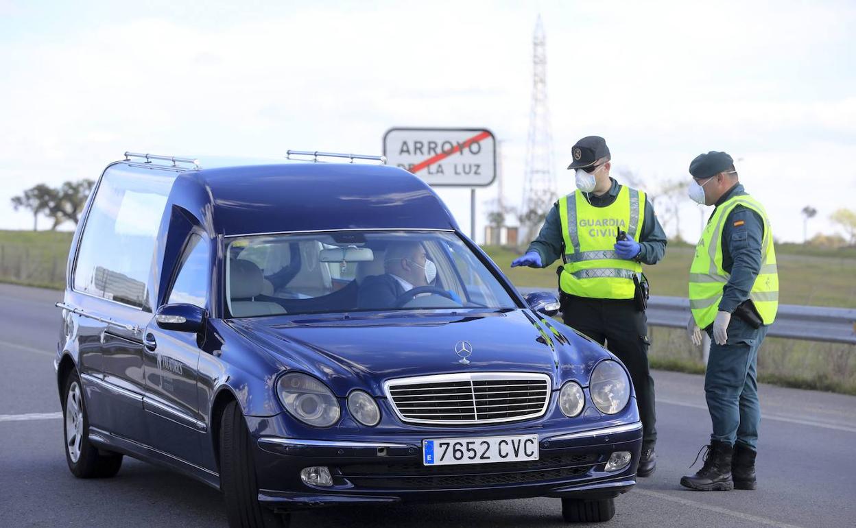 Un coche fúnebre accede a Casar de Cáceres durante la primera ola de la pandemia.