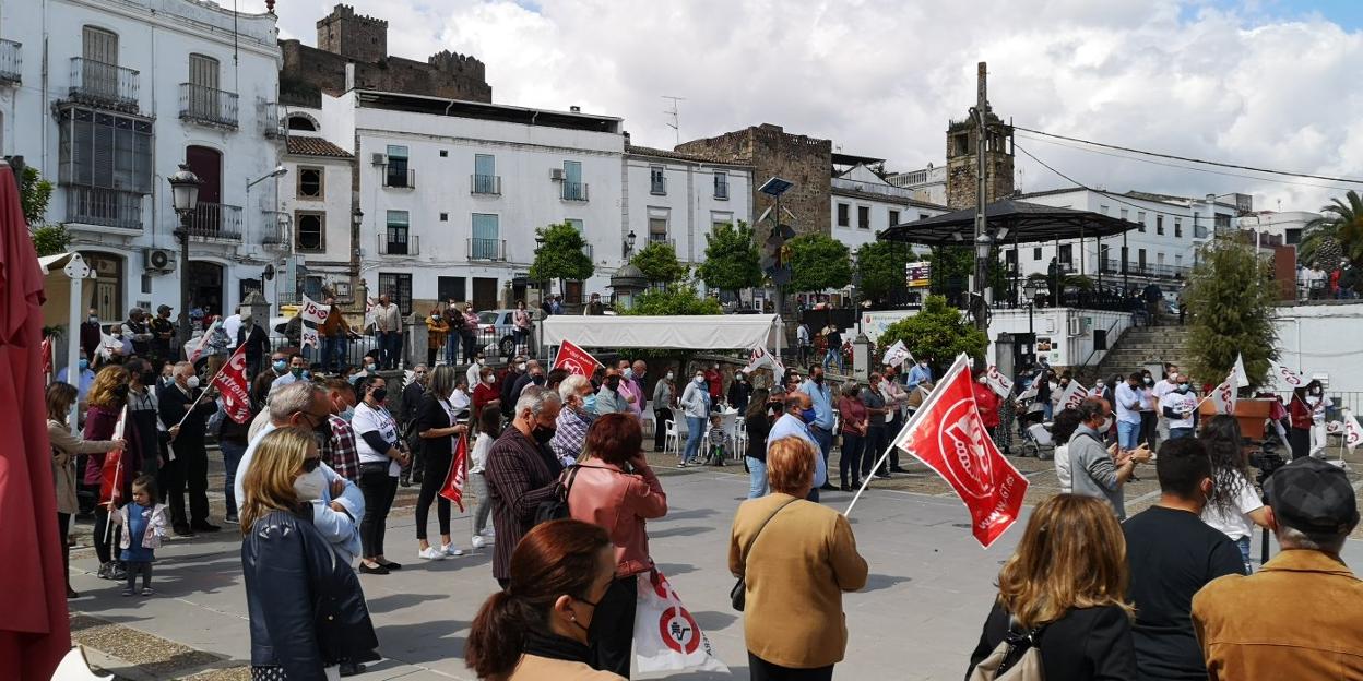 Trabajadores, a los que ya se les deben seis nóminas, concentrados el pasado sábado en Alburquerque. 