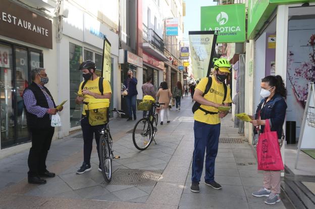 Campaña de promoción del uso del contenedor amarillo en la calle Santa Eulalia. 