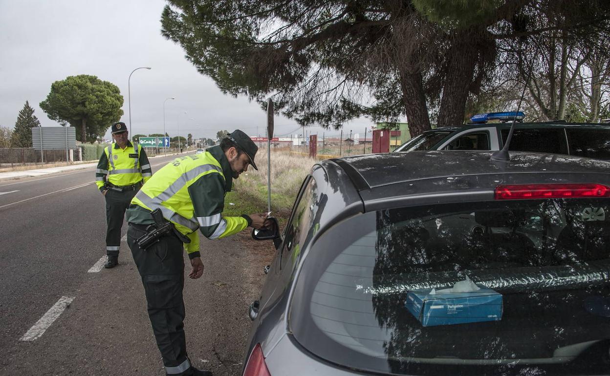 Controla de la Guardia Civil en una carretera extremeña. 