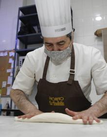 Imagen secundaria 2 - Diego Bautista, del horno cacereño La Tradición, y su masa madre.