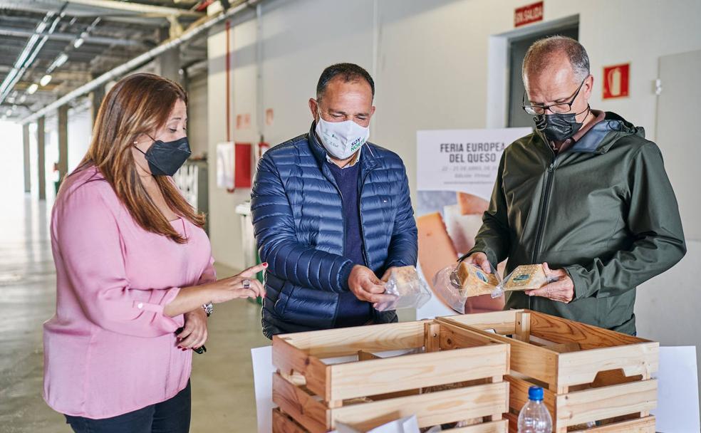 Los organizadores de esta cuarta edición en una de las instalaciones donde se almacenaban los quesos.