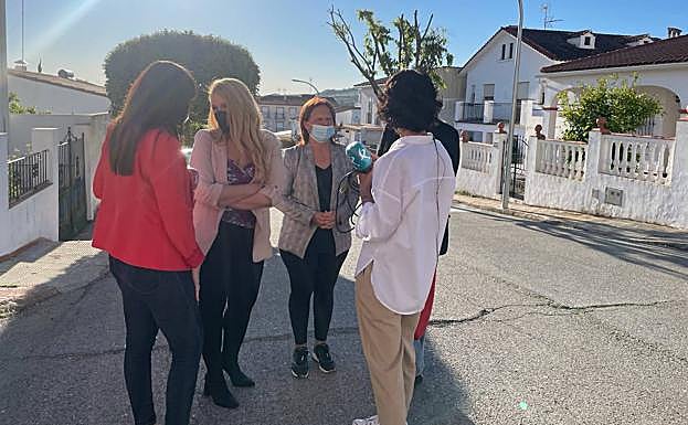 Emilia, la hermana de Manuela Chavero, esperando la llegada de Eugenio.