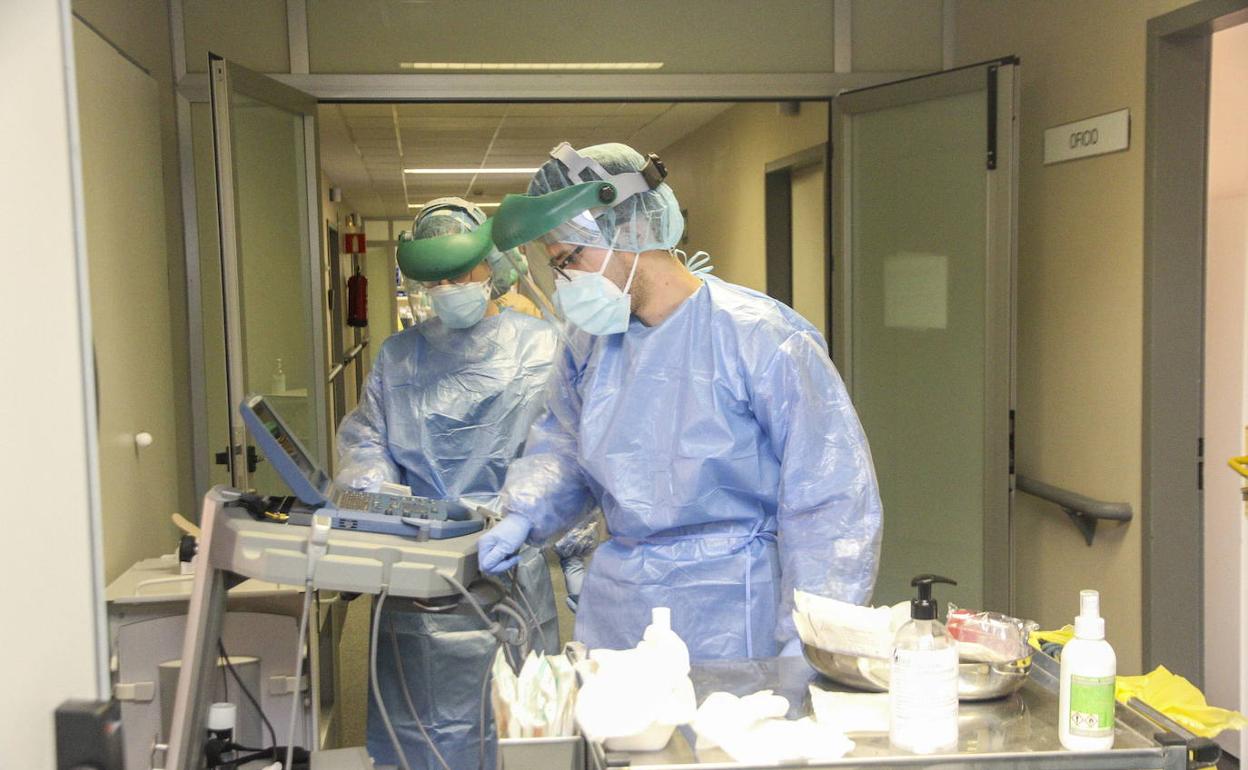 Sanitarios con los equipos de protección para atender a pacientes covid. 