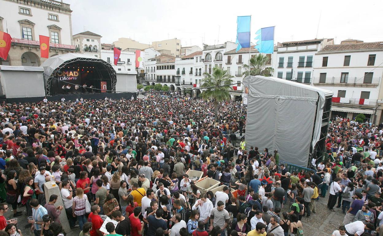 La Plaza Mayor reunía a unas 10.000 personas durante los días grandes del festival Womad, que no se celebra desde el año 2019. 