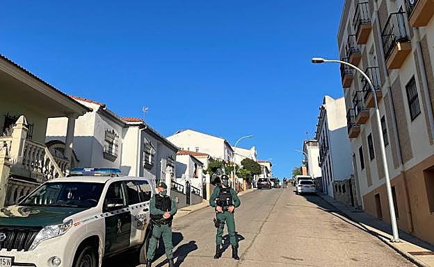 Cordones policiales establecidos en ambos extremos de la calle El Cerezo en la mañana ded este viernes.