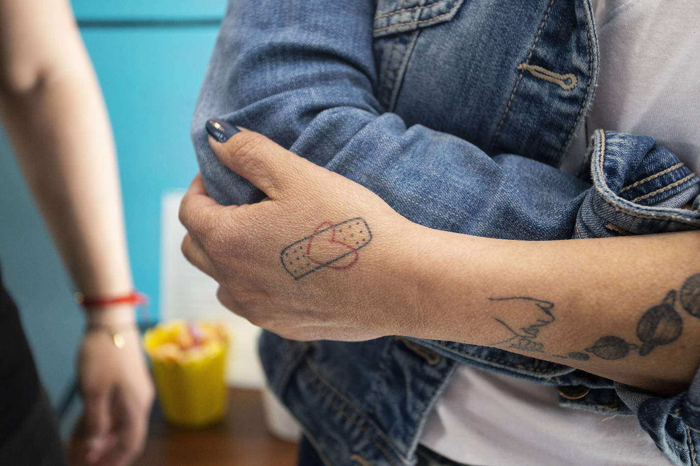 Tatuaje de una tirita. 