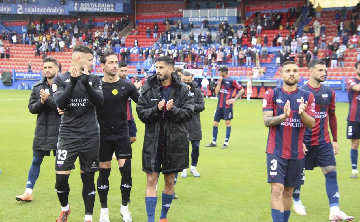 Los jugadores del Extremadura abandonan apenados el estadio Franciso de La Hera a pesar de la victoria. 