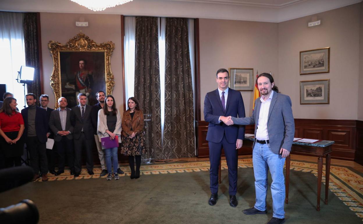 Sánchez e Iglesias en la firma de su acuerdo de coalición en noviembre de 2019.