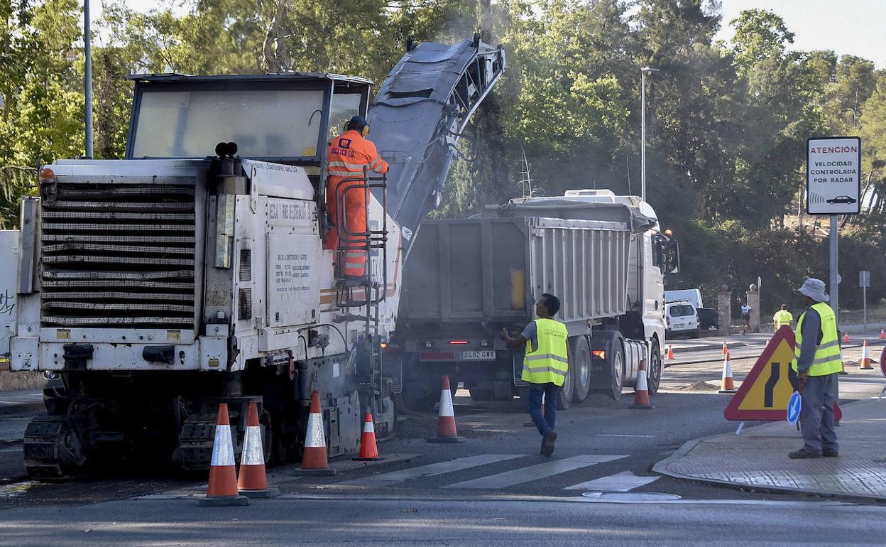 Trabajos de asfaltado en la Circunvalación Reina Sofía. 