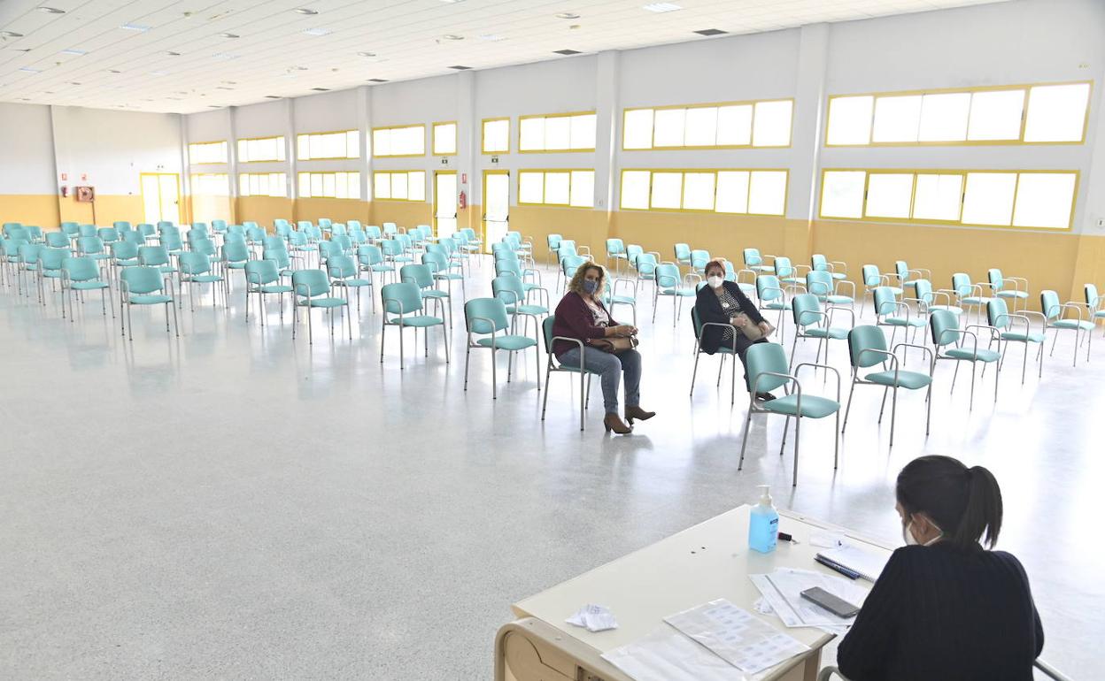 Dos mujeres, sentadas en el área de observación del edificio de la Universidad en una imagen de archivo. 