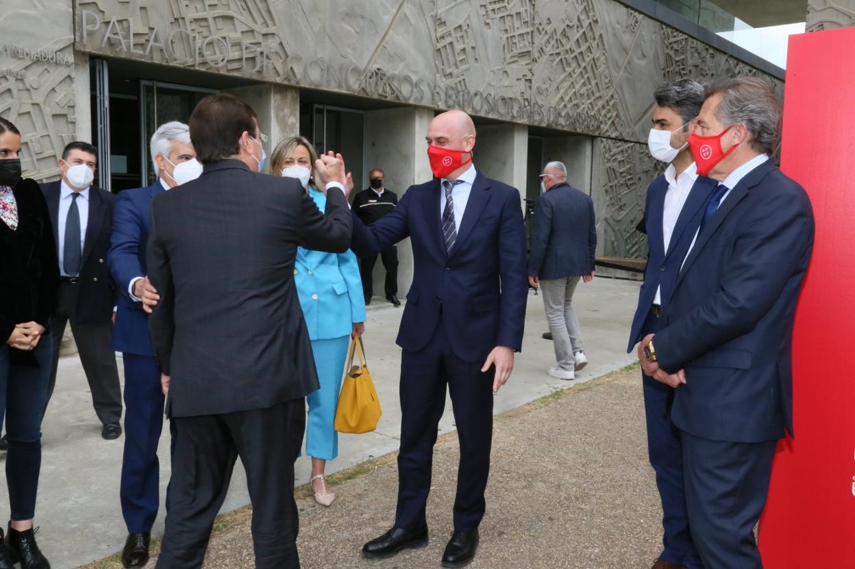 Fernández Vara saluda a Luis Rubiales a su llegada al Palacio de Congresos de Mérida en presencia de otras autoridades. 