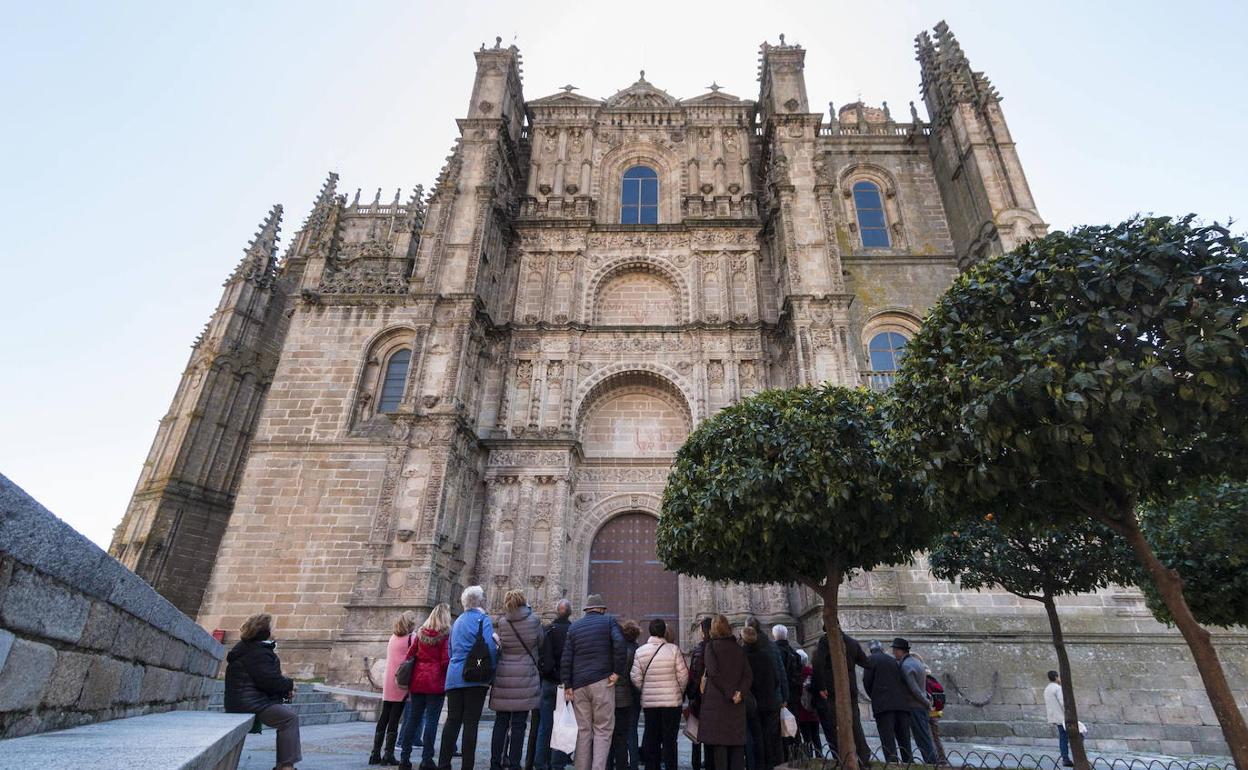 Turistas ante la Catedral de Plasencia.