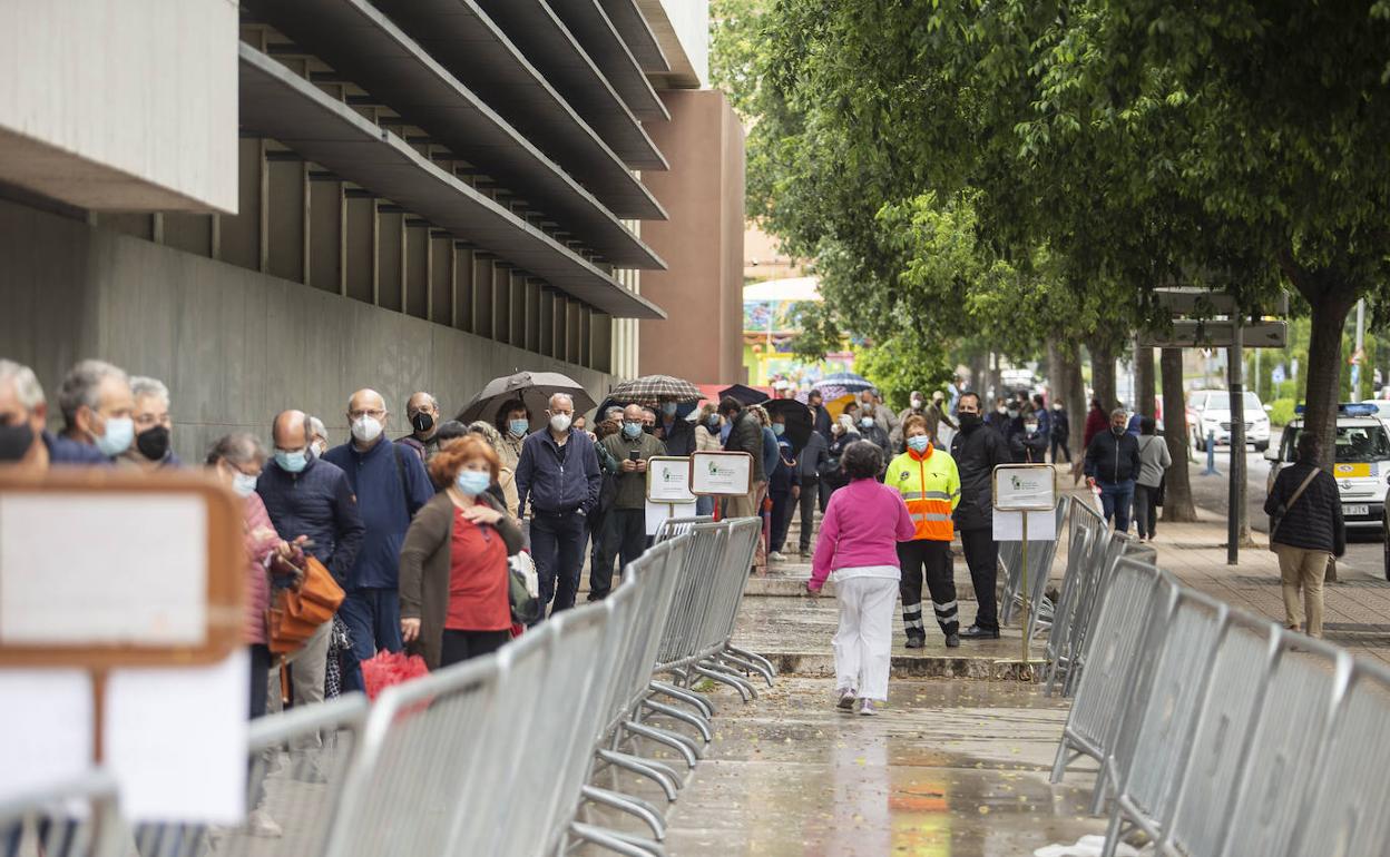 Cola en el Palacio de Congresos en la mañana de ayer en la vacuna sin cita de nacidos entre el 52 y el 61. 
