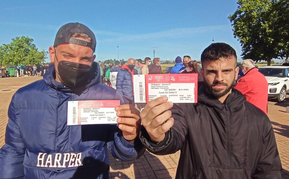 Nando y Ángel muestran sus entradas para el partido contra el Zamora.