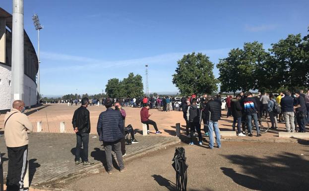 La cola formada desde primera hora de este viernes daba la vuelta al estadio Nuevo Vivero.