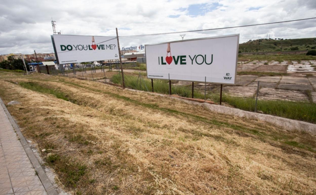 Vallas publicitarias de Way en los terrenos del futuro parque en el antiguo matadero.