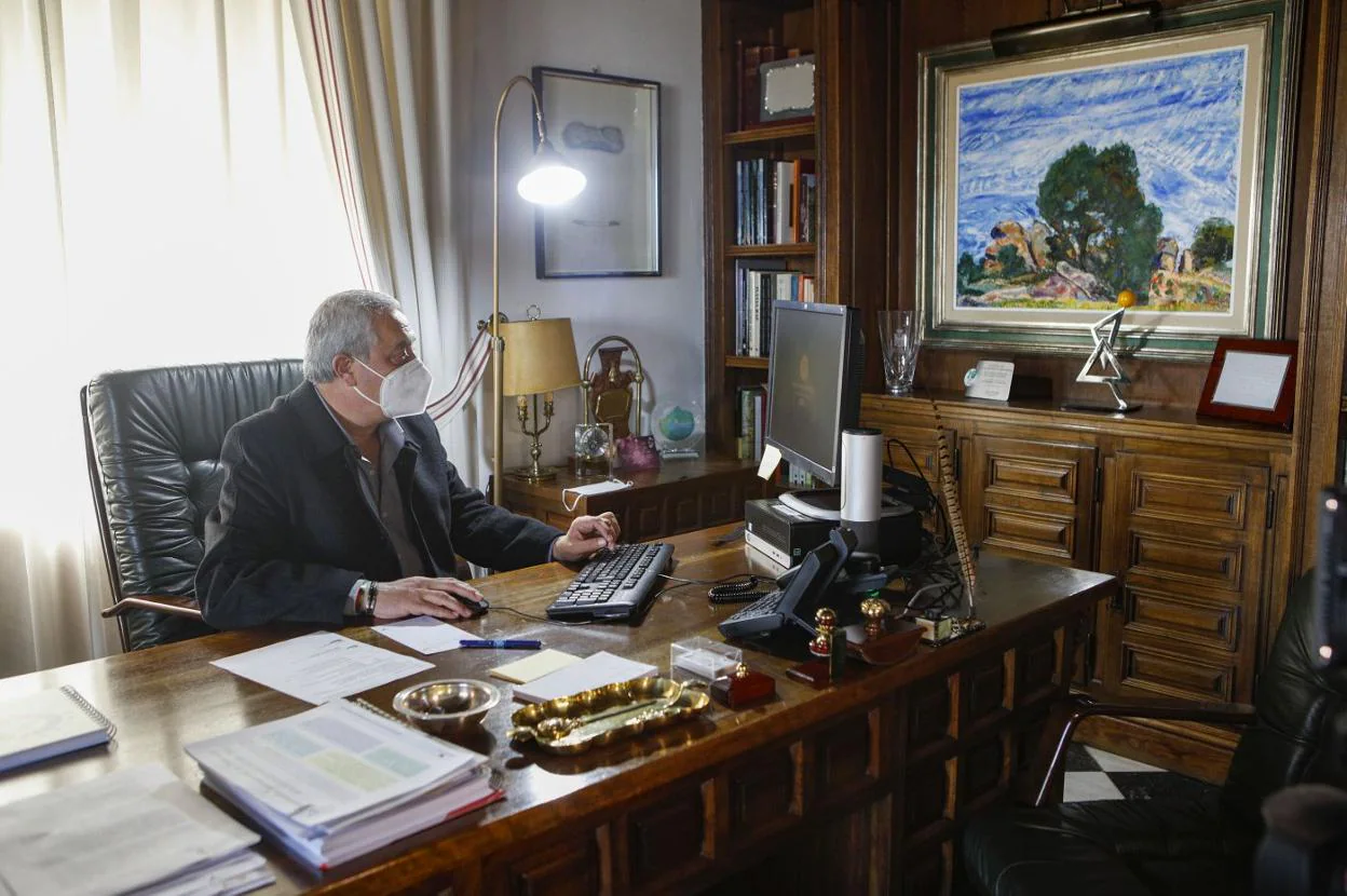 Carlos Carlos, en su despacho de la Diputación Provincial de Cáceres. 