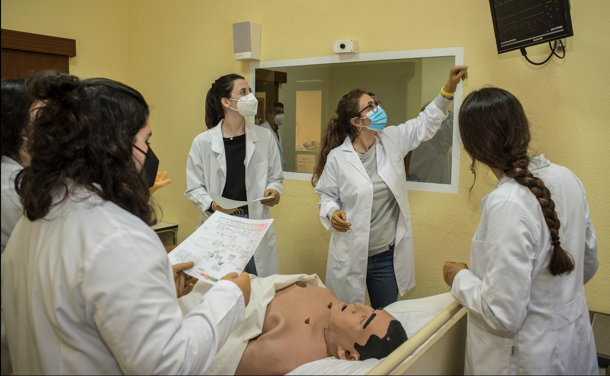 Alumnos de la facultad de Medicina de la UEx, en Badajoz, durante una clase.