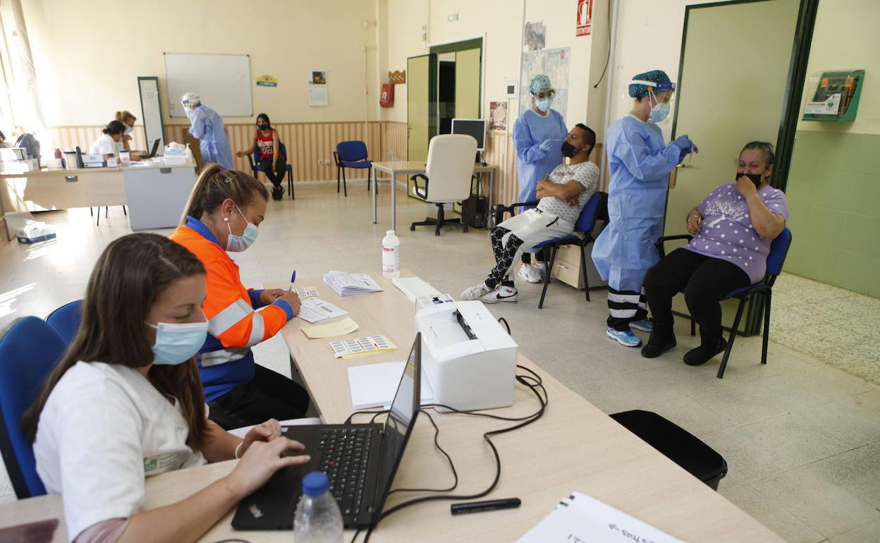 Imagen del cribado masivo que se realizó este lunes en las instalaciones del IMAS en Aldea Moret. 
