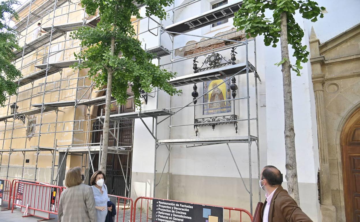 Pacenses comentan la rehabilitación del convento de Las Descalzas.