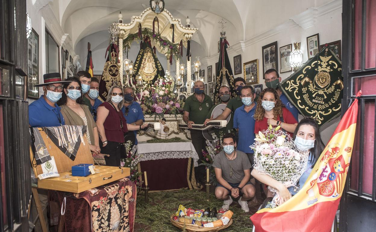 Los romeros de Badajoz en año pasado con su simpecado. 