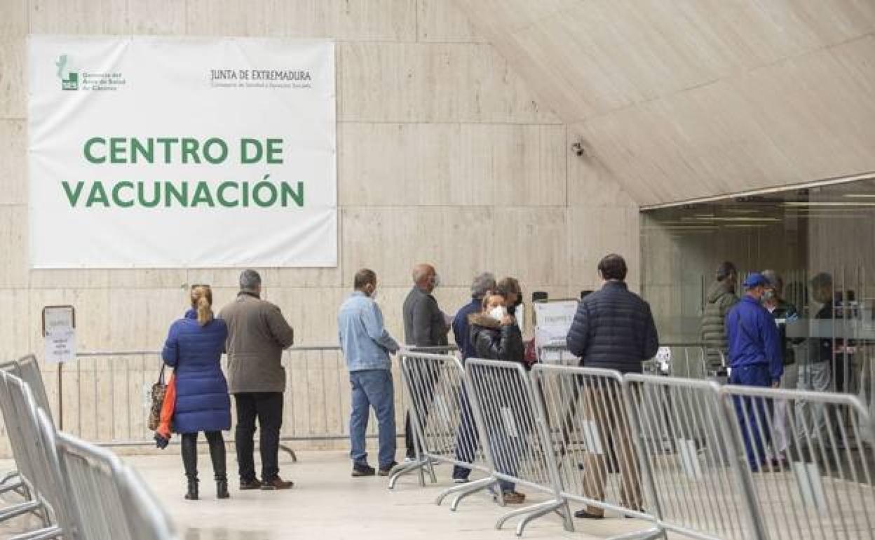 Vacunas contra la covid: El error de inyectar AstraZeneca en Cáceres fue por una confusión con la caja de los viales
