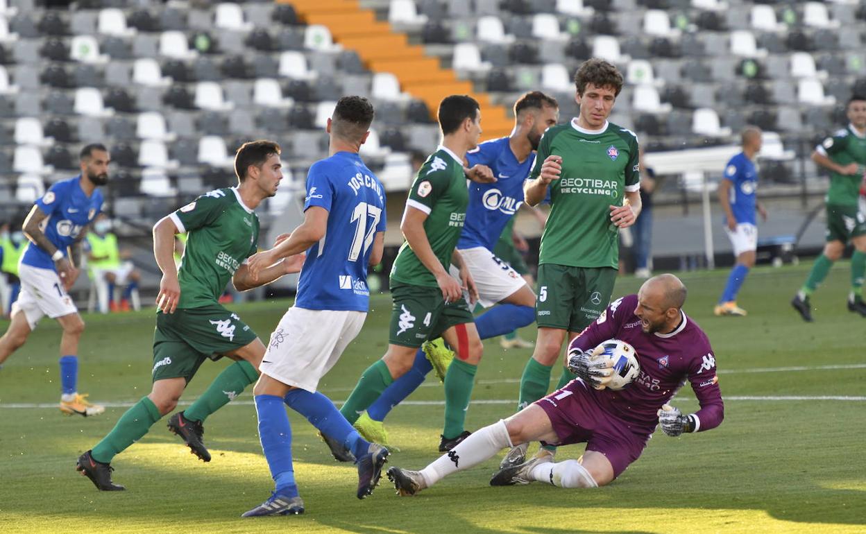 Mikel Saizar bloca el balón en el duelo disputado en el Nuevo Vivero ante el Linares. 