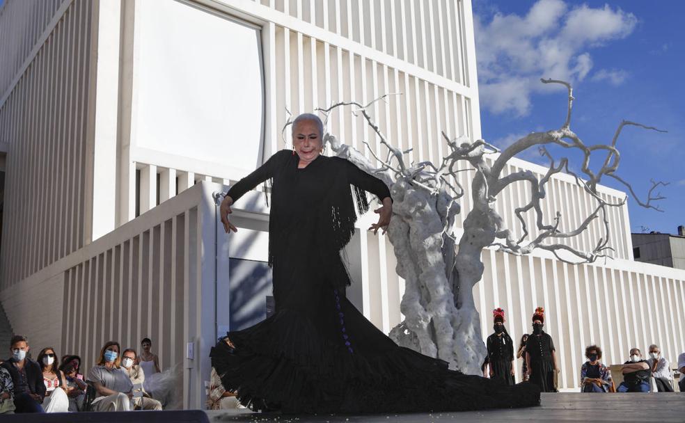 La bailaora Cristina Hoyos durante su actuación en el patio del Museo Helga de Alvear. 