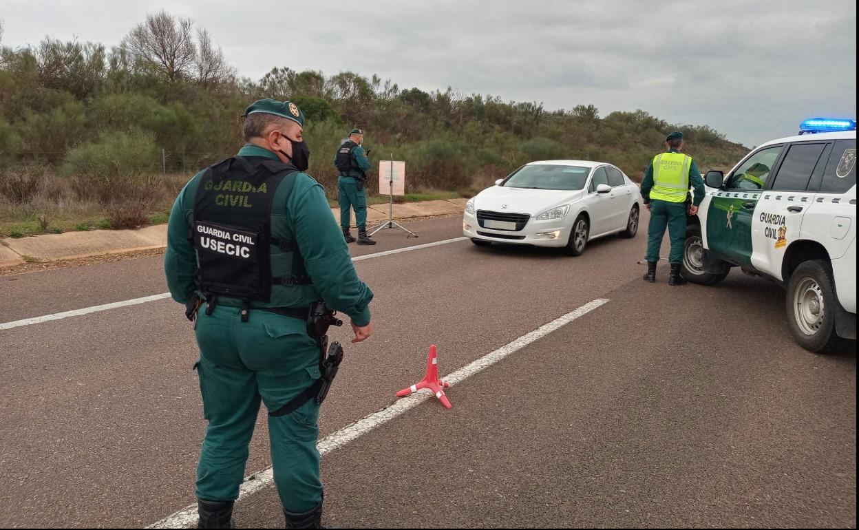 La Guardia Civil controla el acceso de vehículos por el cierre perimetral de Exrtremadura. 