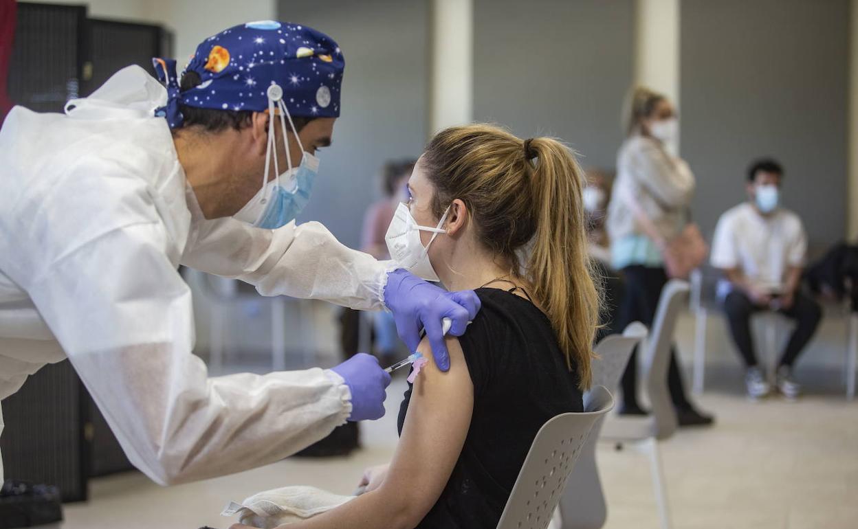 Un enfermero administrando una de las primeras dosis de AstraZeneca que se puso en Extremadura.