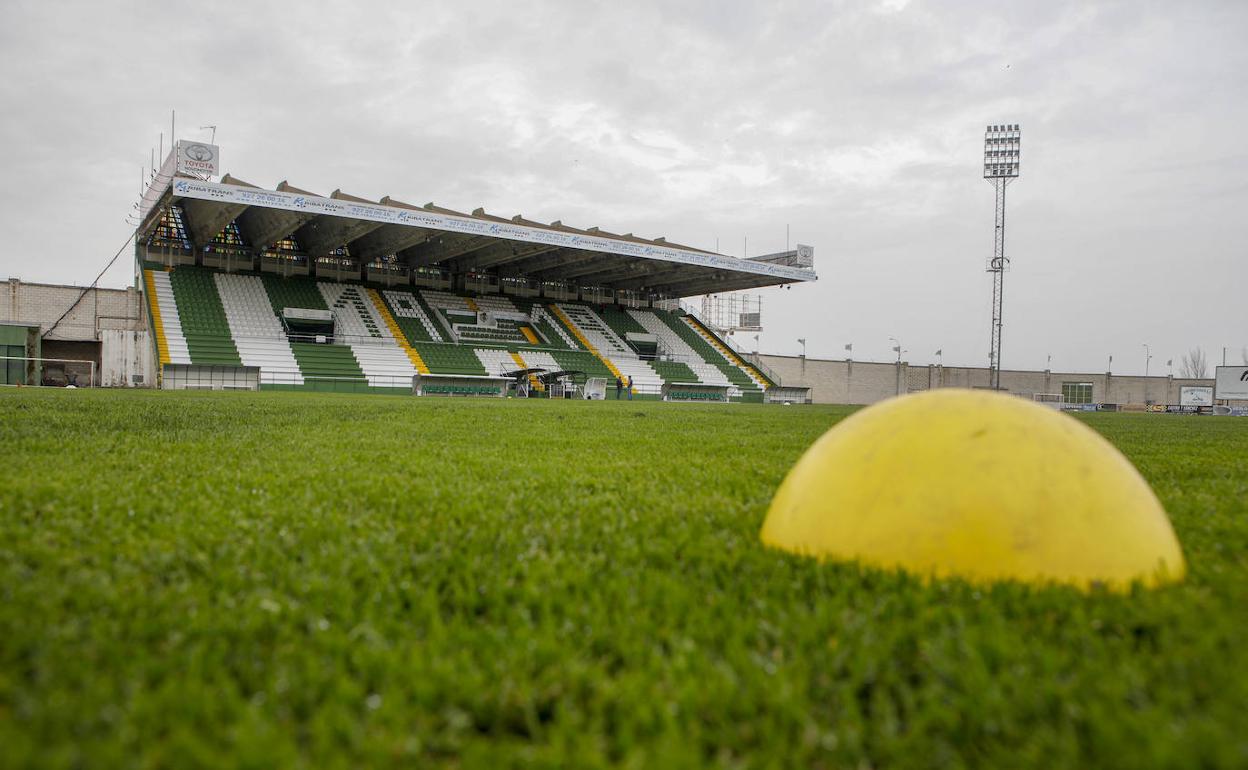 El estadio Príncipe Felipe, que acoge el Cacereño-Coria, será testigo de al menos un ascenso. 