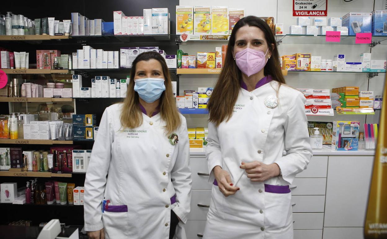 Ana Serrano y Elvira Mateos, vacunadas con AstraZeneca, en la farmacia en la que trabajan.