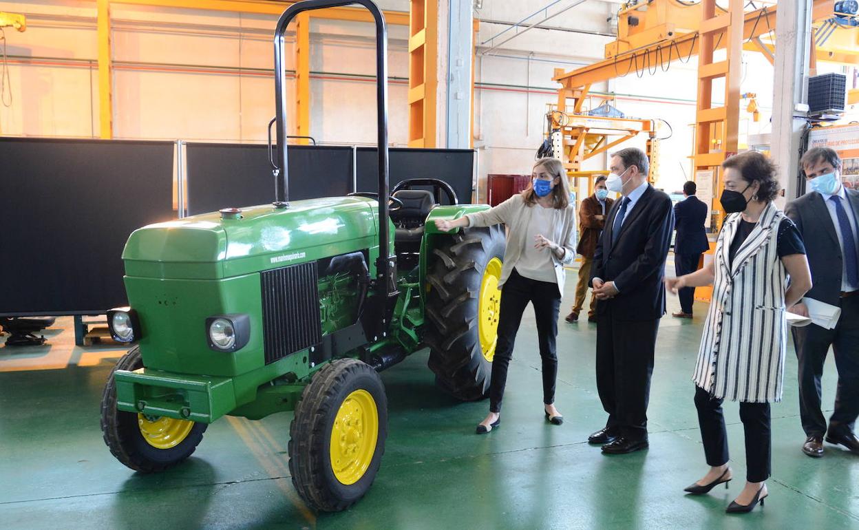 El ministro de Agricultura durante su visita a la EMA.