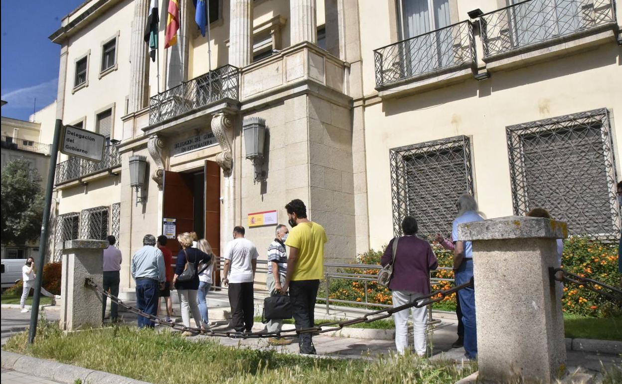 Cola para solicitar el certificado electrónico en la Delegación del Gobierno, en Badjaoz, esta mañana. 