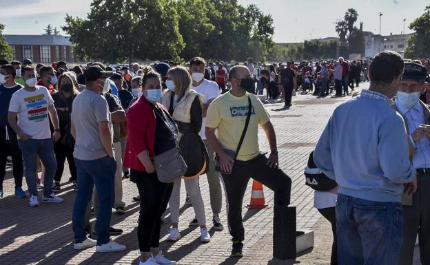 Instantes previos a la apertura de las taquillas del Nuevo Vivero para adquirir las entradas de la final del playoff a Segunda. 