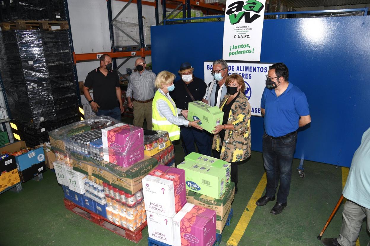 Acto de entrega ayer en el Banco de Alimentos. 