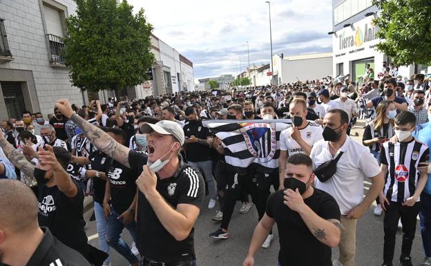 Los hinchas blanquinegros, en Almendralejo.