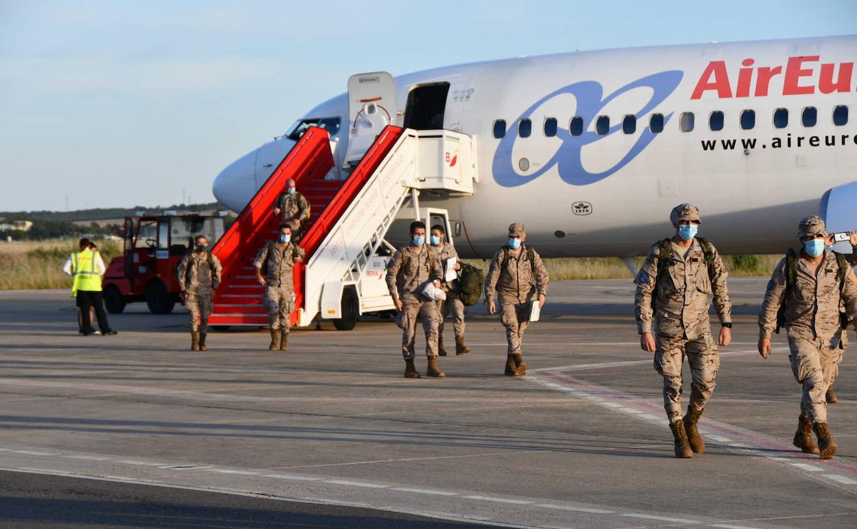 Militares bajando del avión en el aeropuerto de Badajoz. 