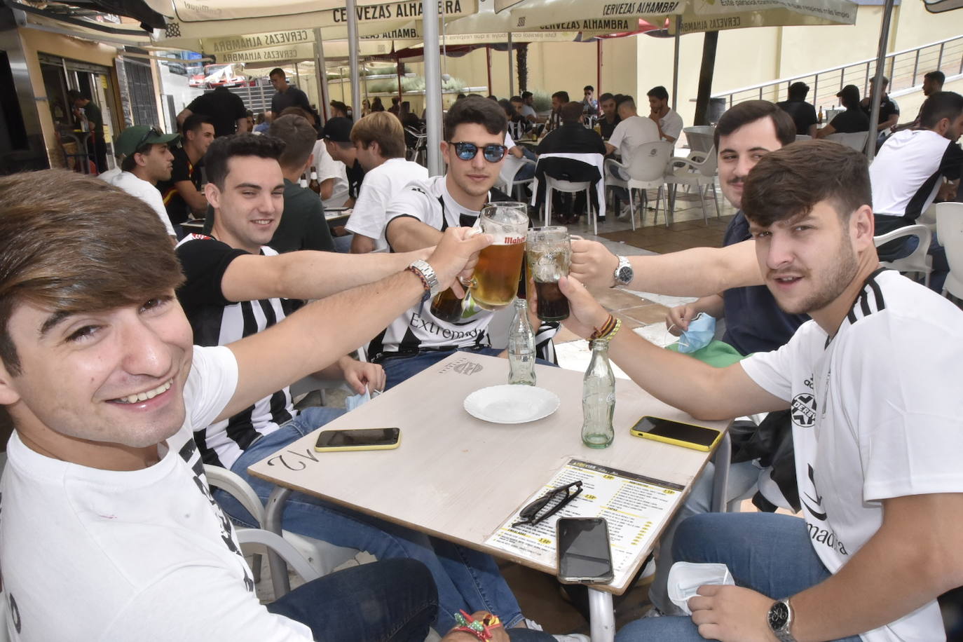 Fotos: Los aficionados del Badajoz disfrutan del ambiente previo al partido