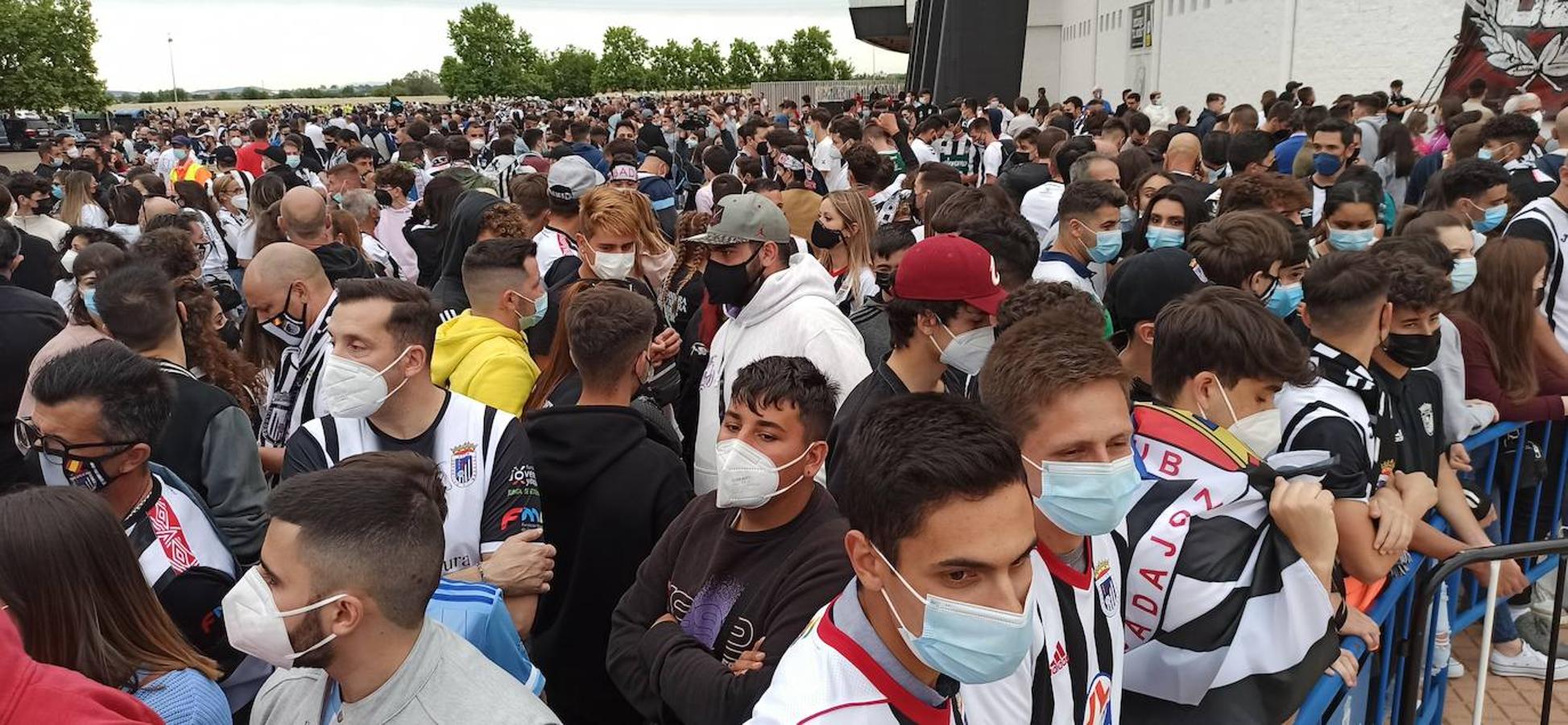 Fotos: Los aficionados del Badajoz disfrutan del ambiente previo al partido