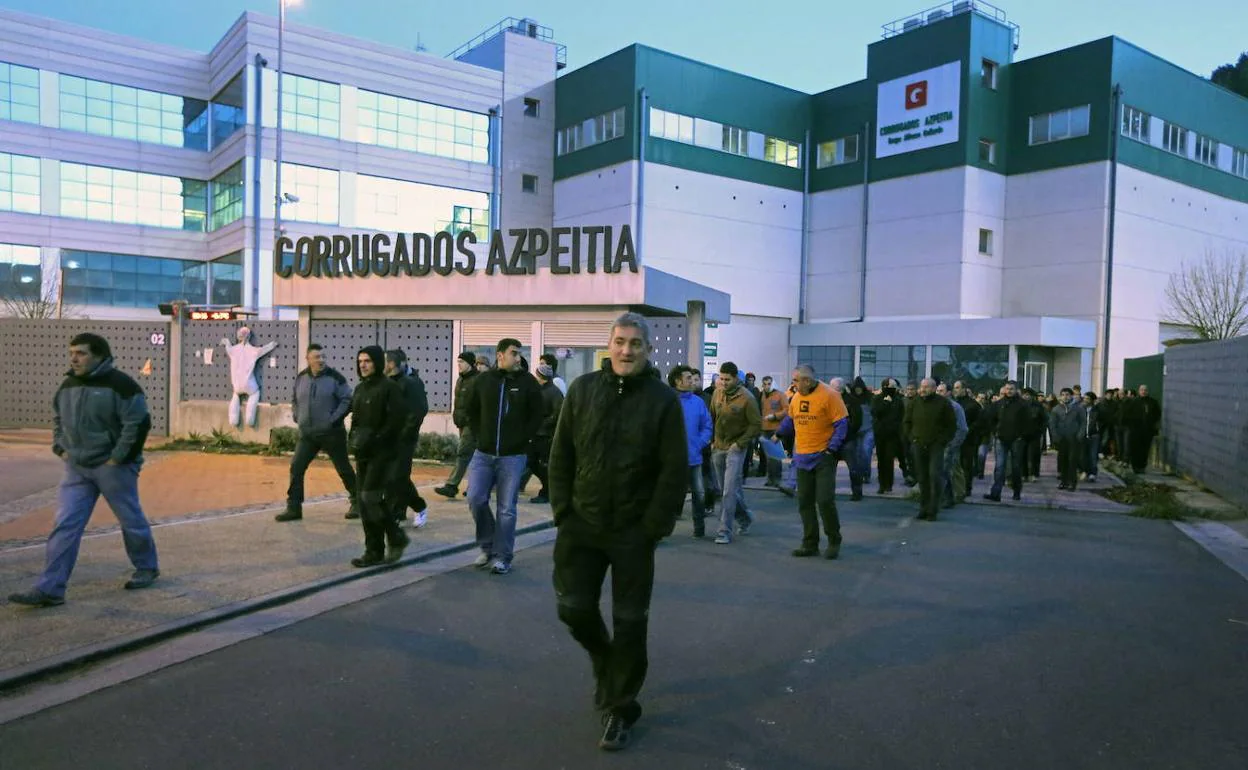 Trabajadores de Corrugados Azpeitia a las puertas de la fábrica guipuzcoana antes del cierre de la misma en 2013. 